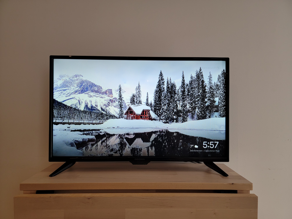 32" LED HDTV + Wall mount + Chromecast