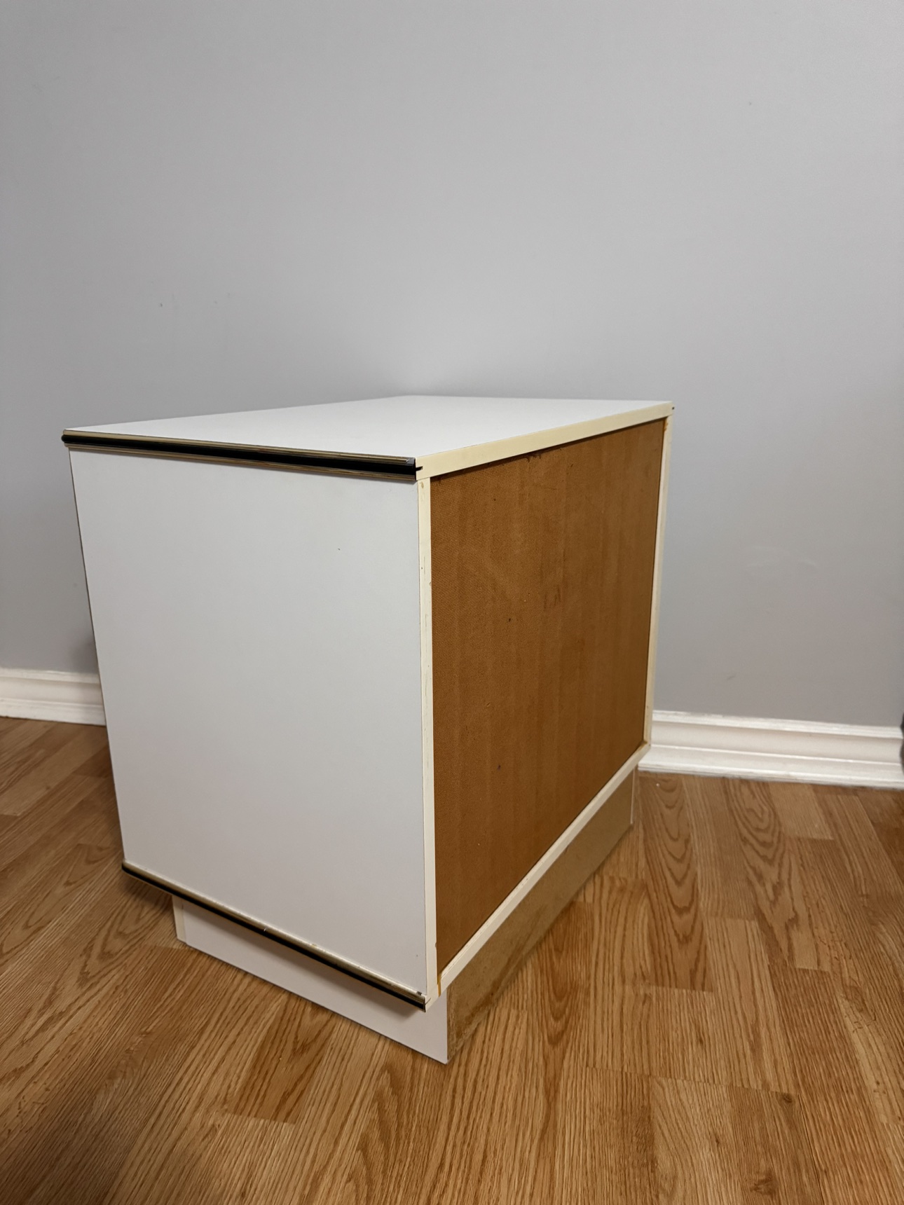 Moving Sale! - Spacious Bedside Table - photo 3