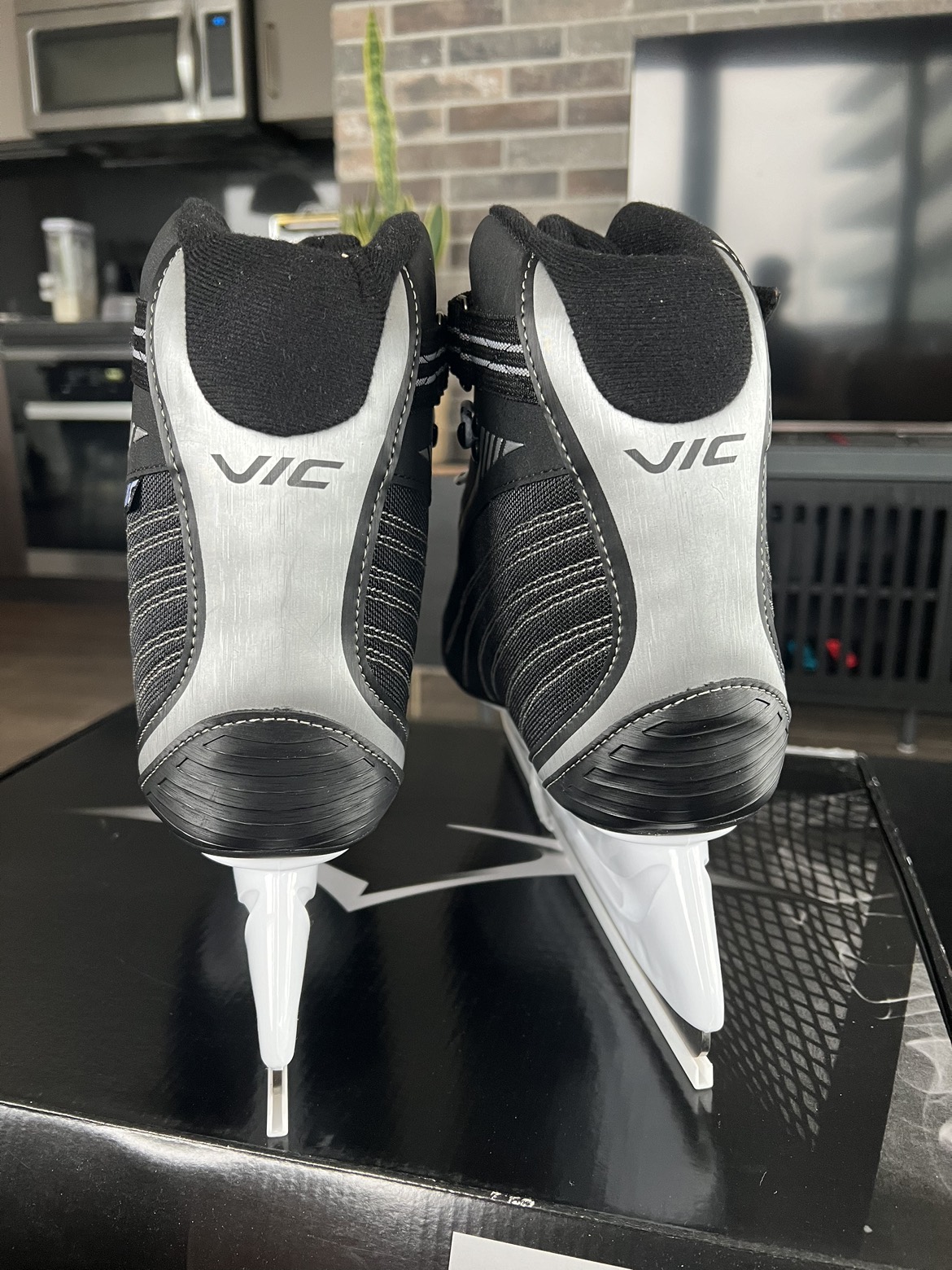 BRAND NEW: VIC Recreational Skates - Men Size 12 - photo 4