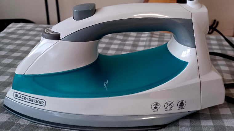 !New! Black+Decker Lightweight Steam Iron thumbnail