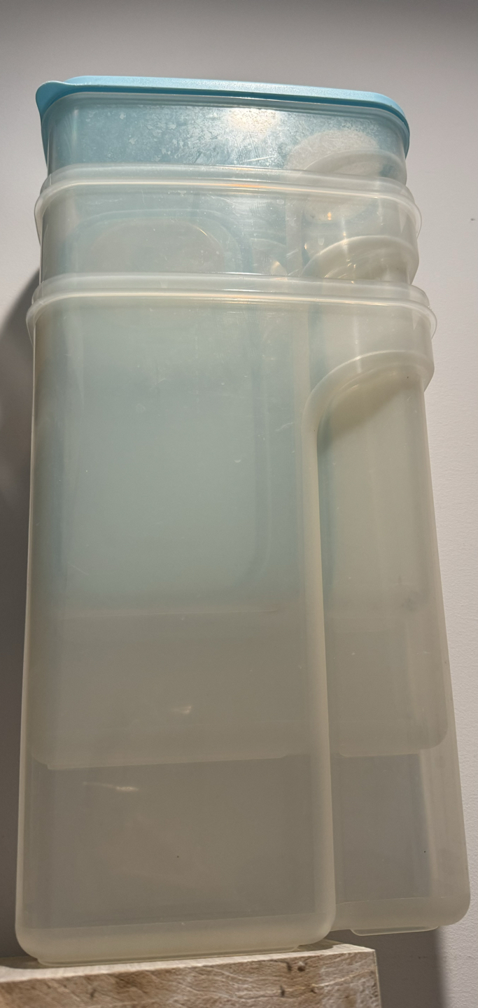 3 set of Rubbermaid food storage containers with lids