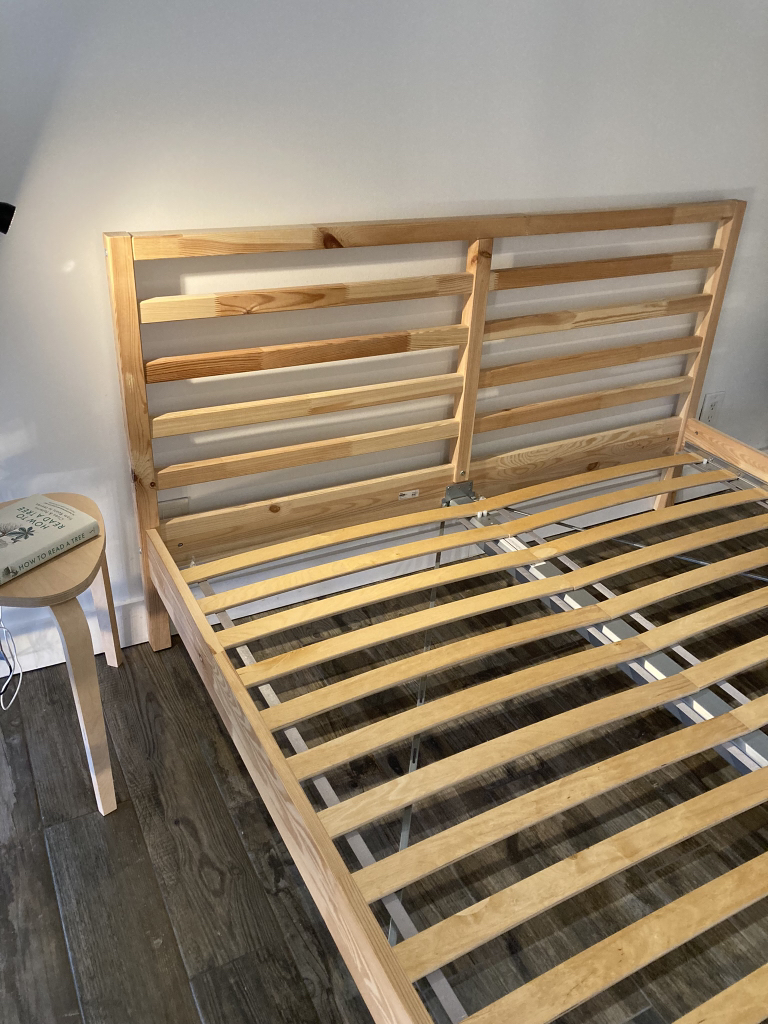 Wooden queen size bedframe - photo 2