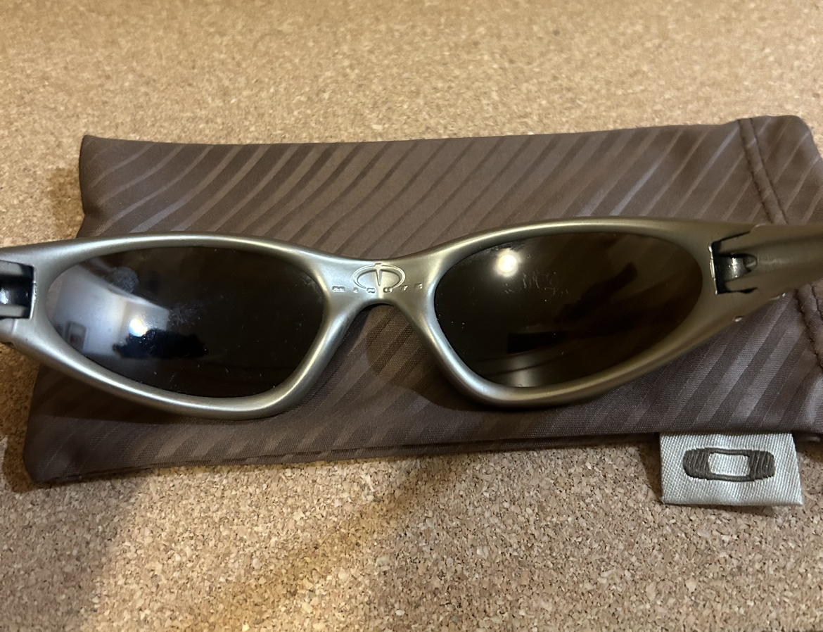 Oakley  sunglasses details by the pics image indicator(3)