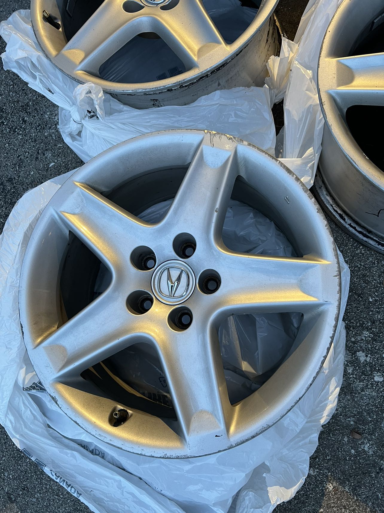 17x8 Acura Rims (5x114.3) ONLY 3 - photo 2