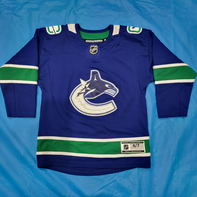 Kids size  4/7 
 Elias Pettersson 
 Vancouver Canucks image indicator(2)