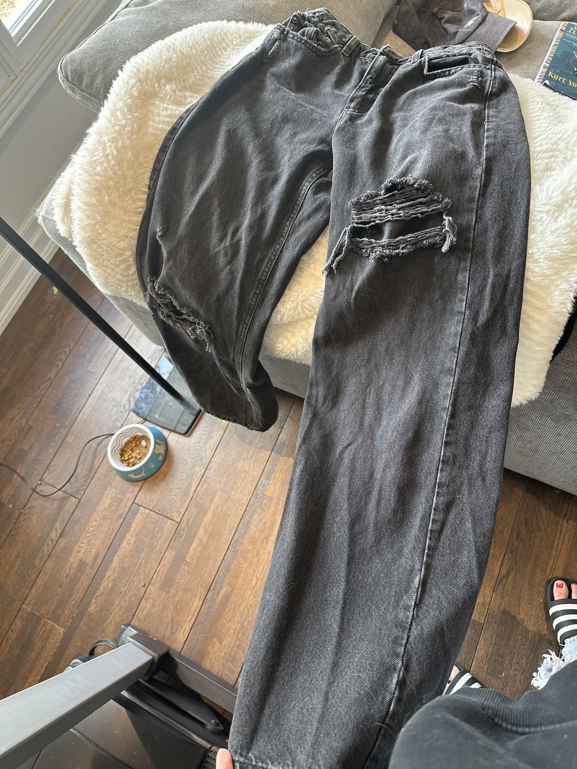 Black ripped oversized jeans garage