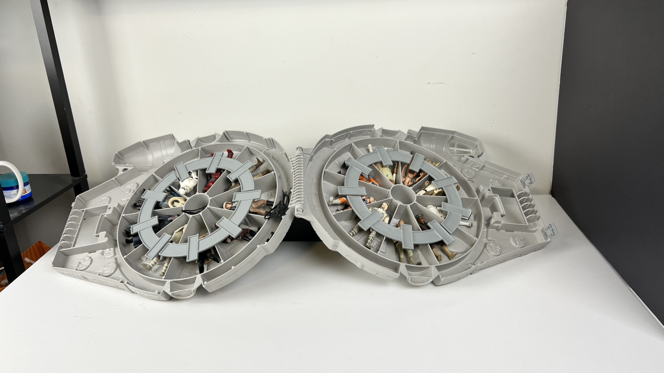 Millenium Falcón case w/18 figures image indicator(3)