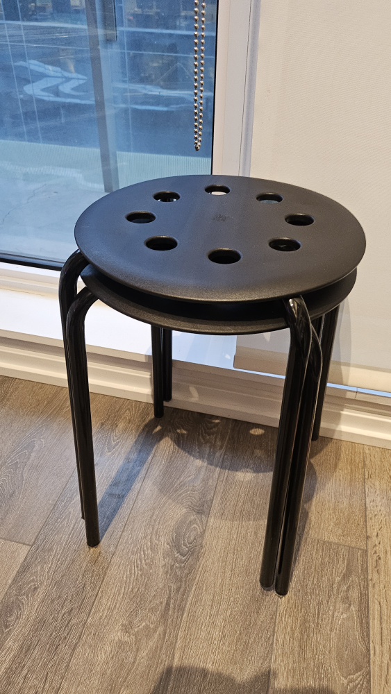2x stools