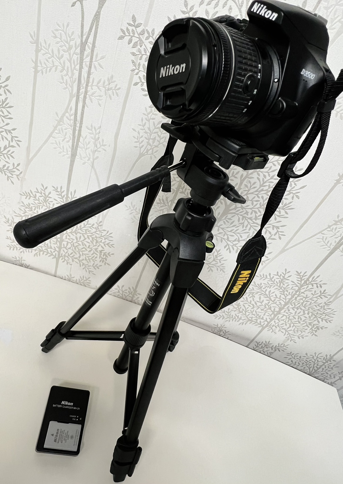 Nikon D3500 DSLR with Tripod Stand + battery - photo 2