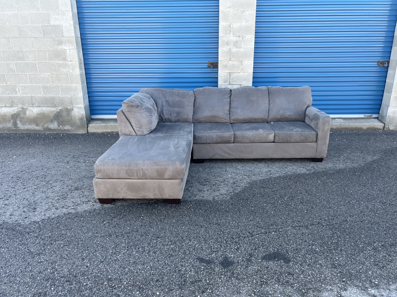 FREE DELIVERY• ASHLEY GREY LARGE SECTIONAL COUCH / SOFA w/CHAISE