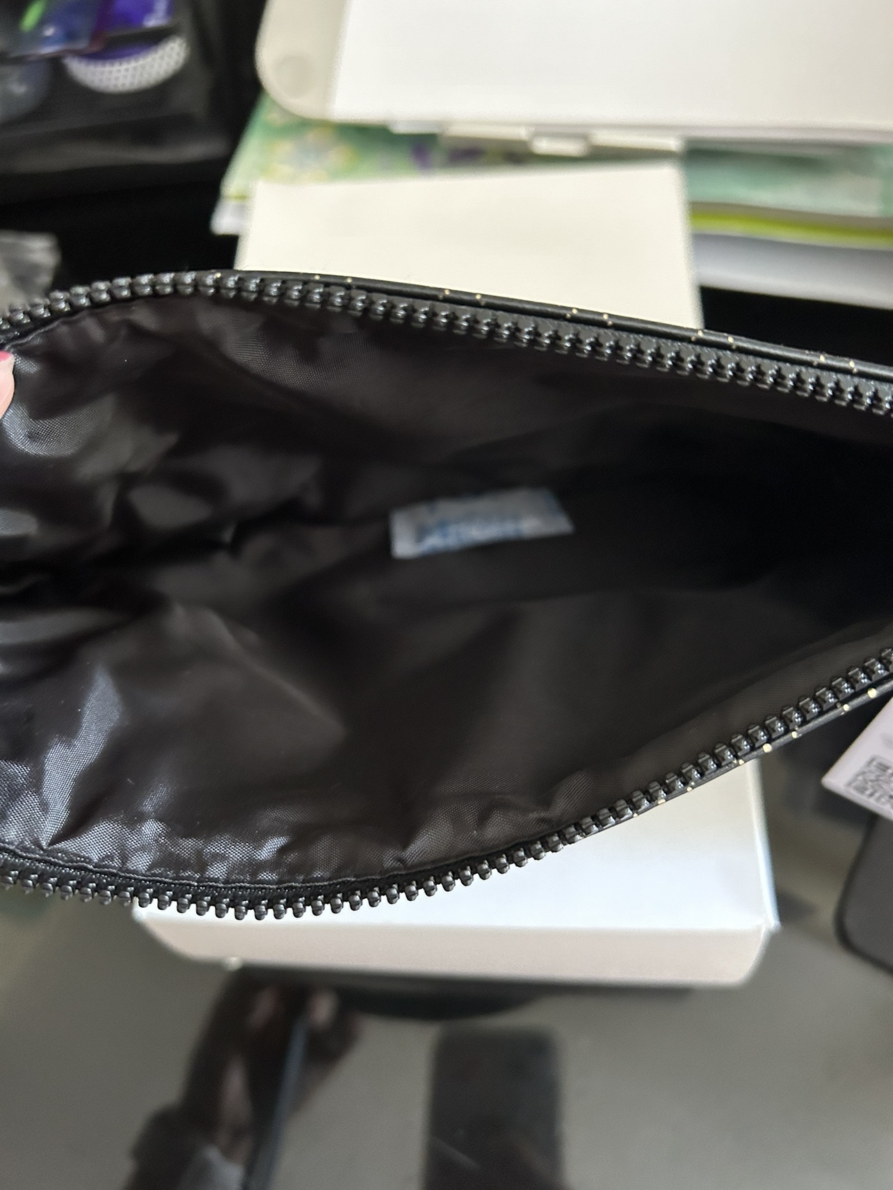 YSL Beaute pouch image indicator(2)