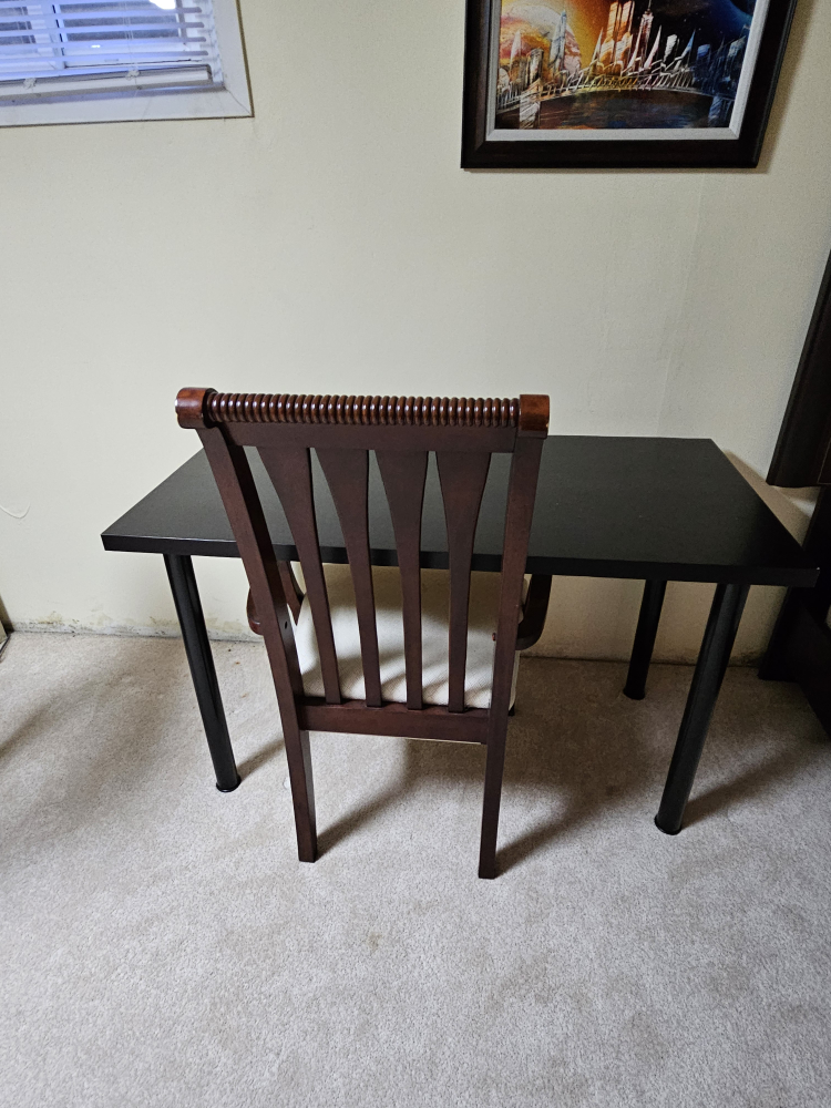 Desk - photo 2