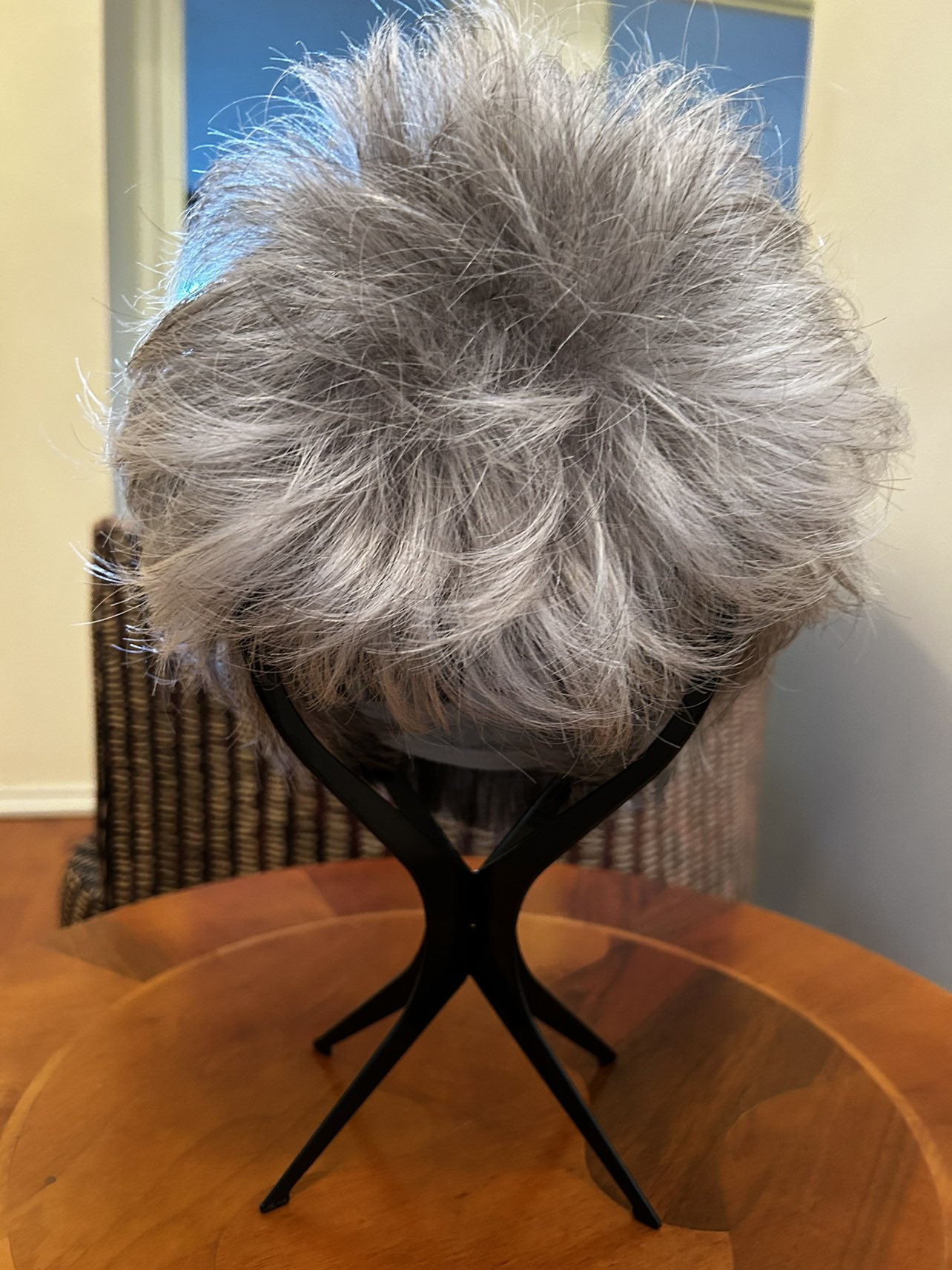 Wig godivas secret grey fox medium short with stand - photo 3