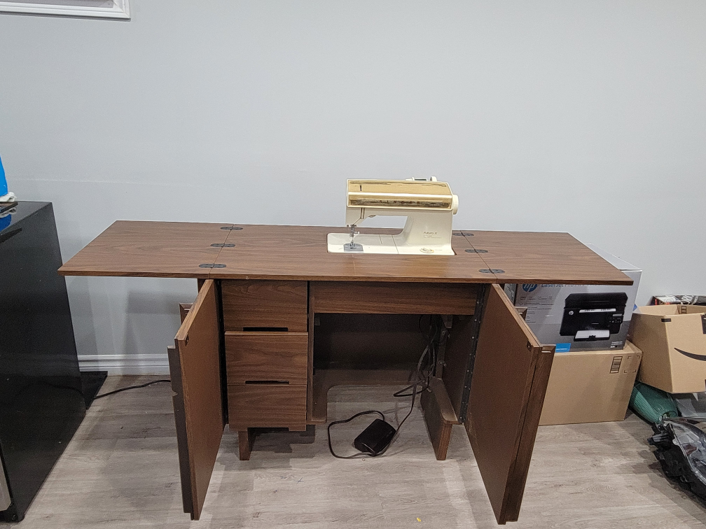 Convertable Sewing Machine - Futura 2 - Converts to a desk image indicator(2)