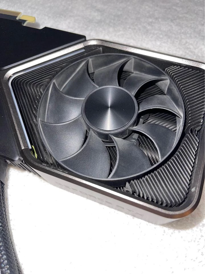 RTX 3080 Founder's Edition 10GB - photo 2
