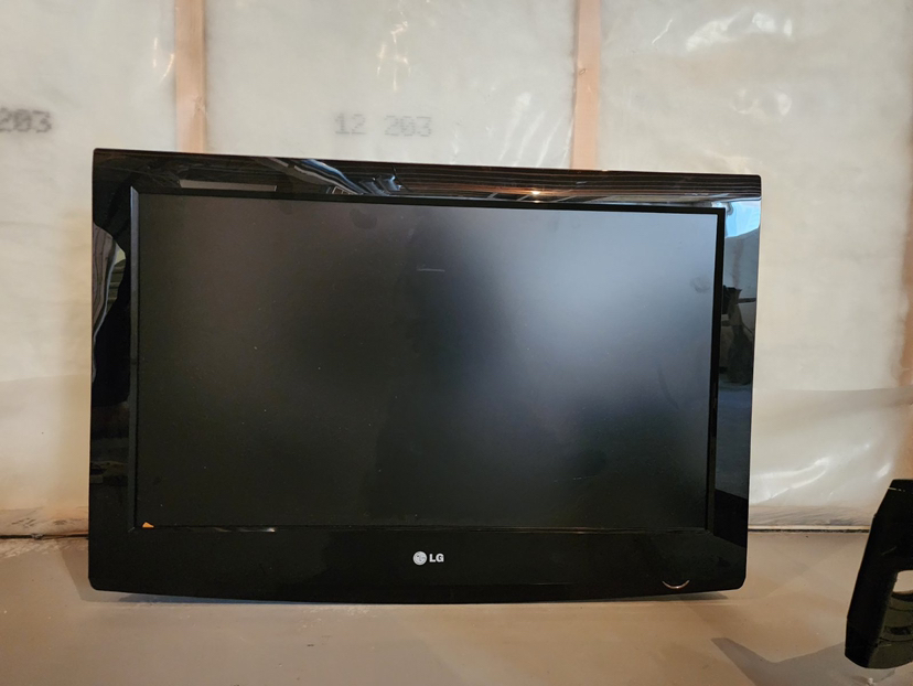 LG 32 inch TV & wall mount