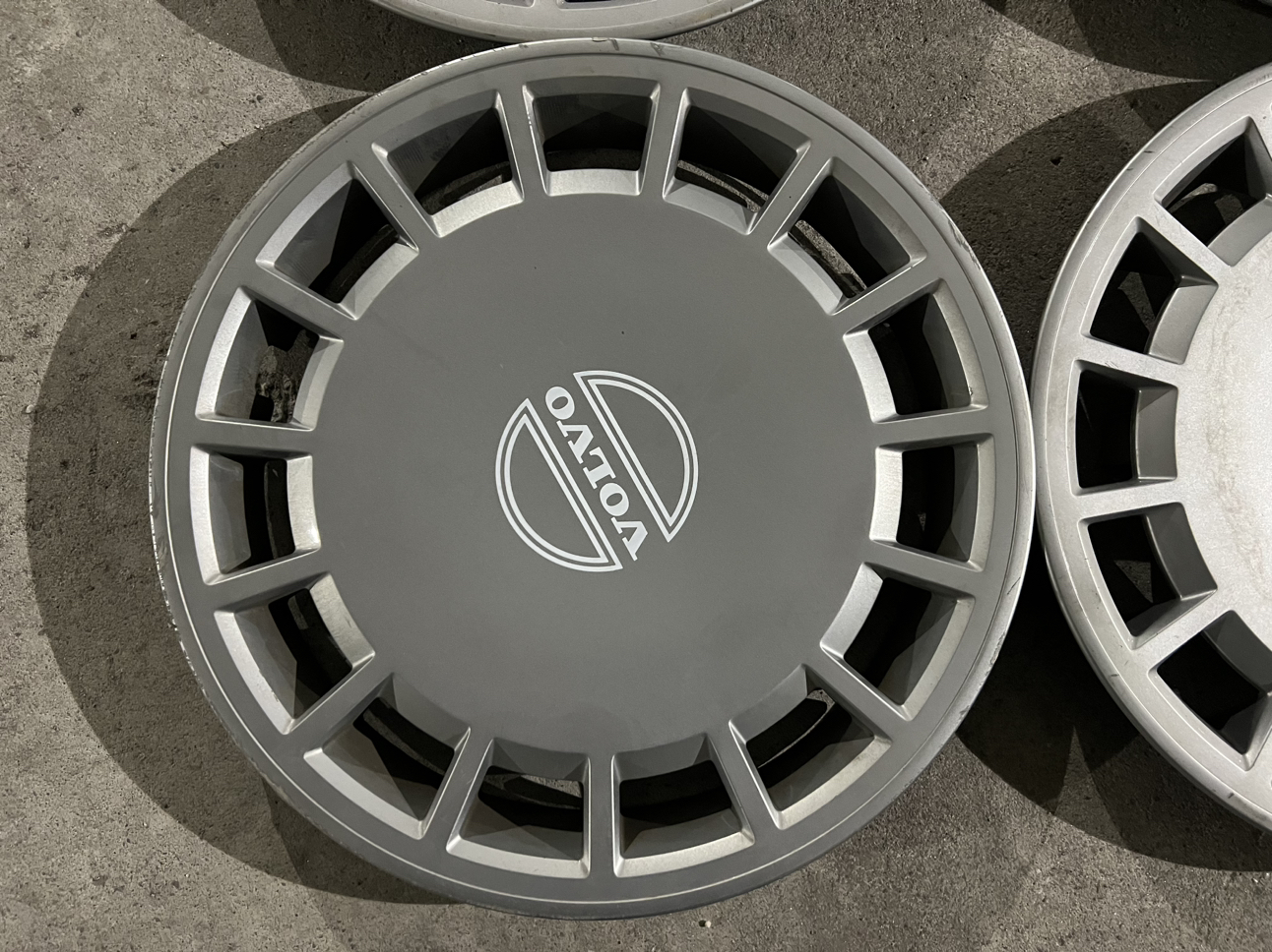 Volvo 15” Wheel Cover image indicator(5)