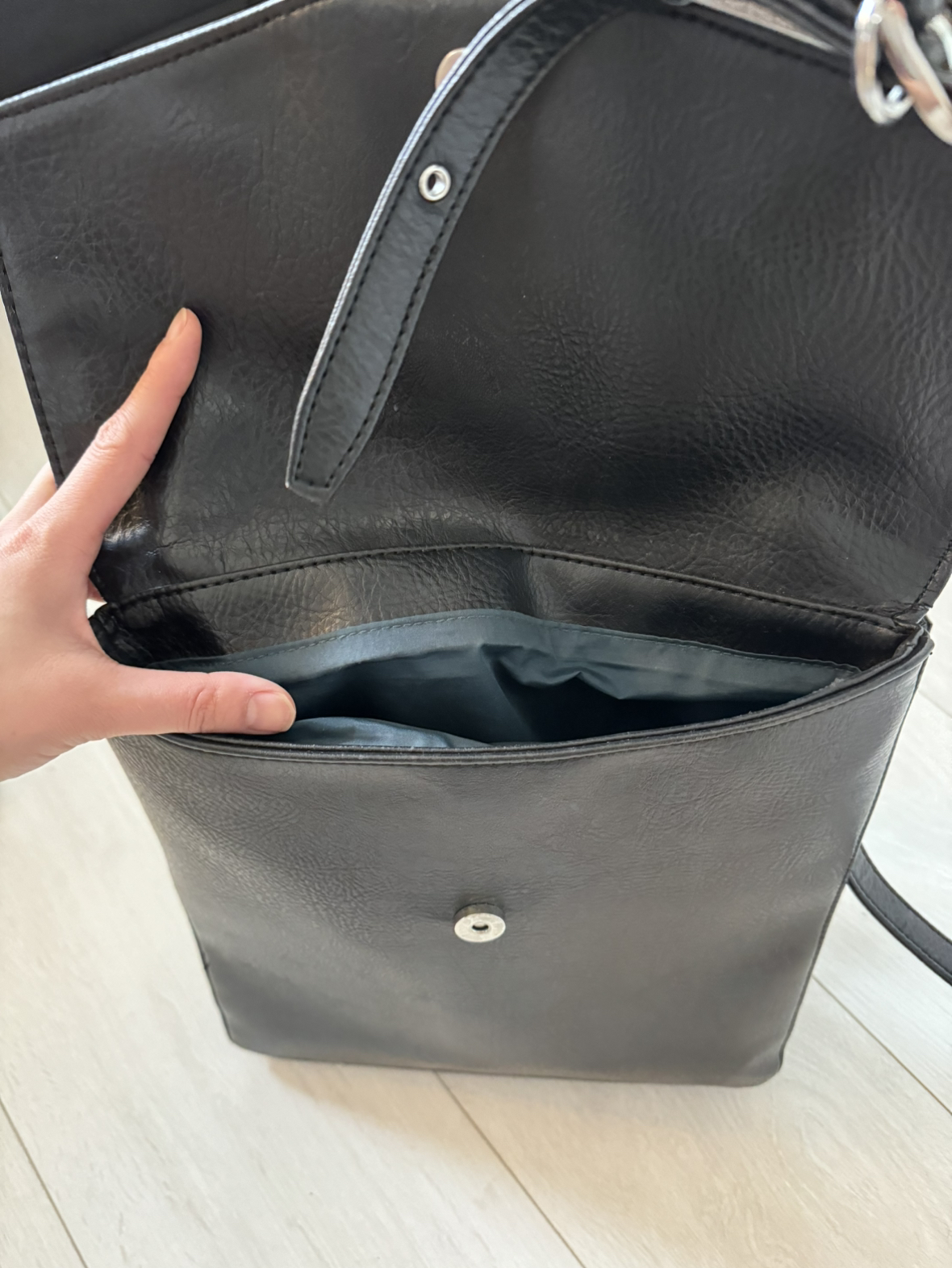 Matt & Nat Black Laptop Bag image indicator(4)