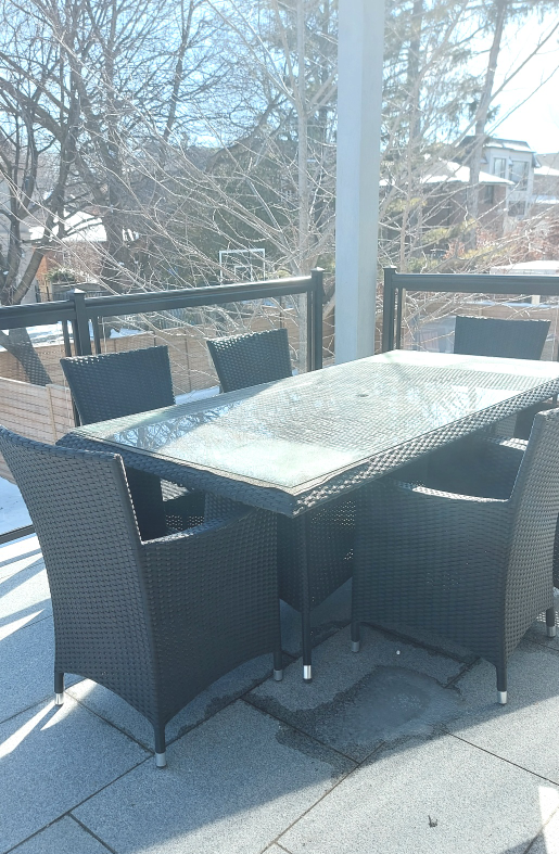 6 Outdoor patio chairs and free dining table thumbnail