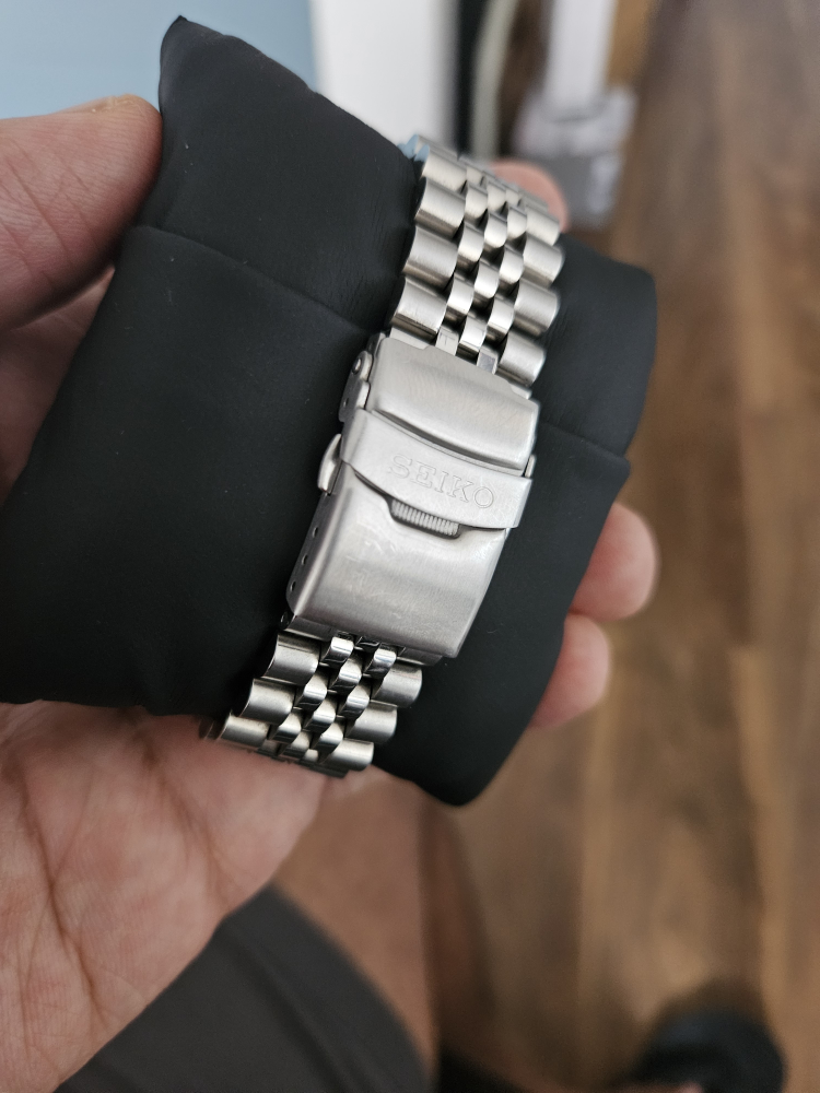 SEIKO 5 GMT AUTOMATIC [SSK001] (BARELY USED WITH BOX AND PAPERS) - photo 2