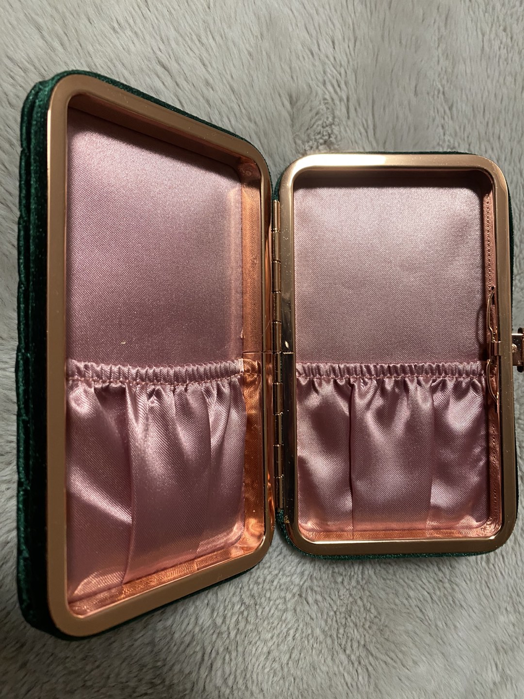Charlotte Tilbury Clutch image indicator(2)