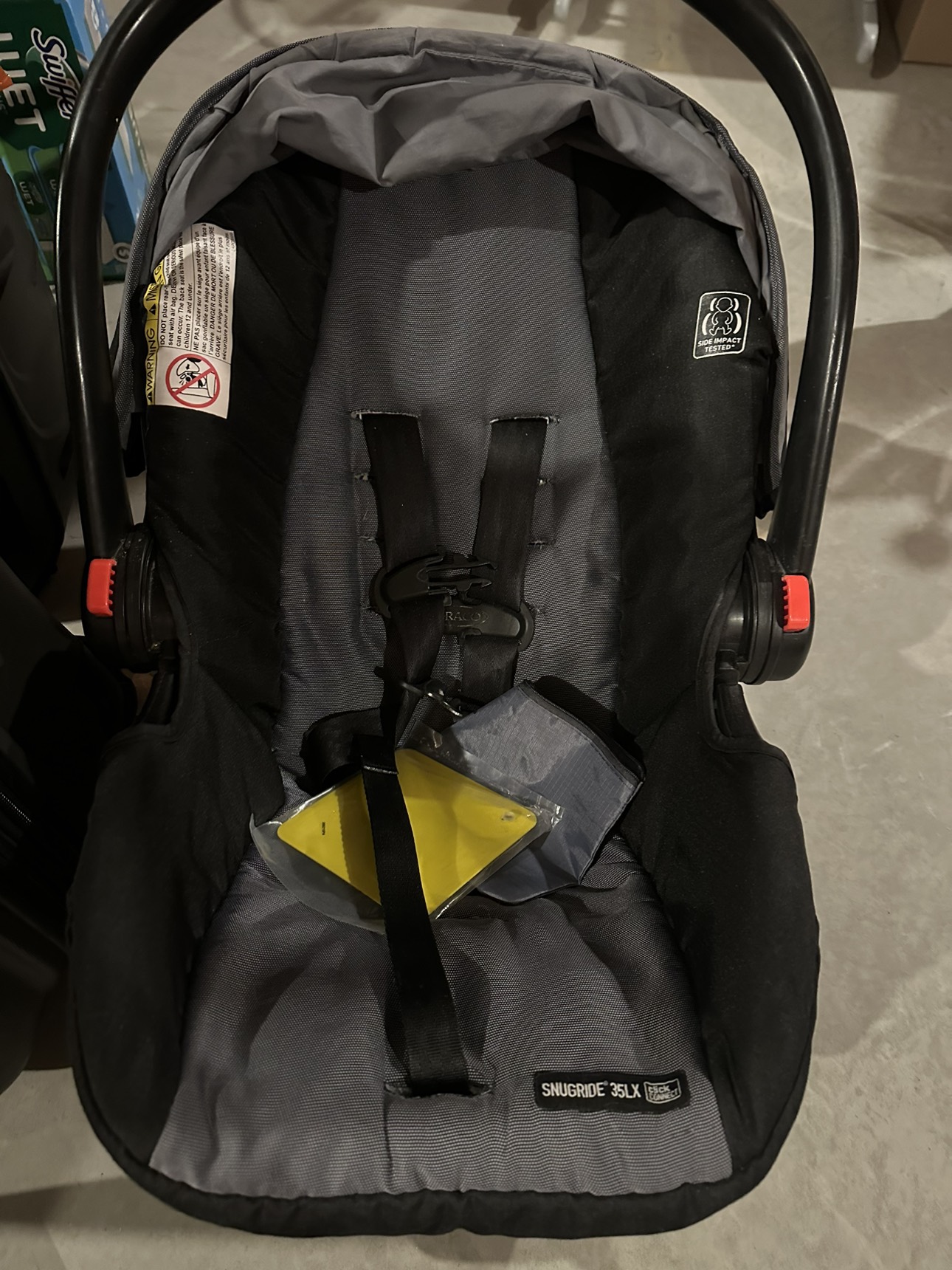 Graco Snugride XL car seat cover and base