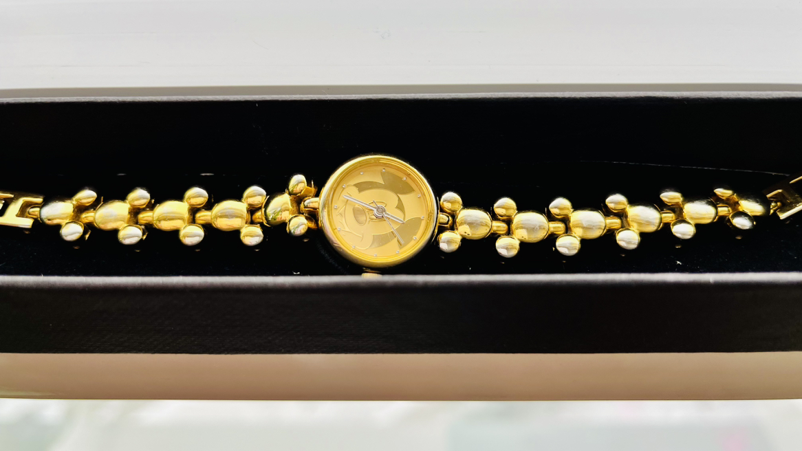 Disney’s Mickey Mouse Elegant Gold-Plated Watch image indicator(3)