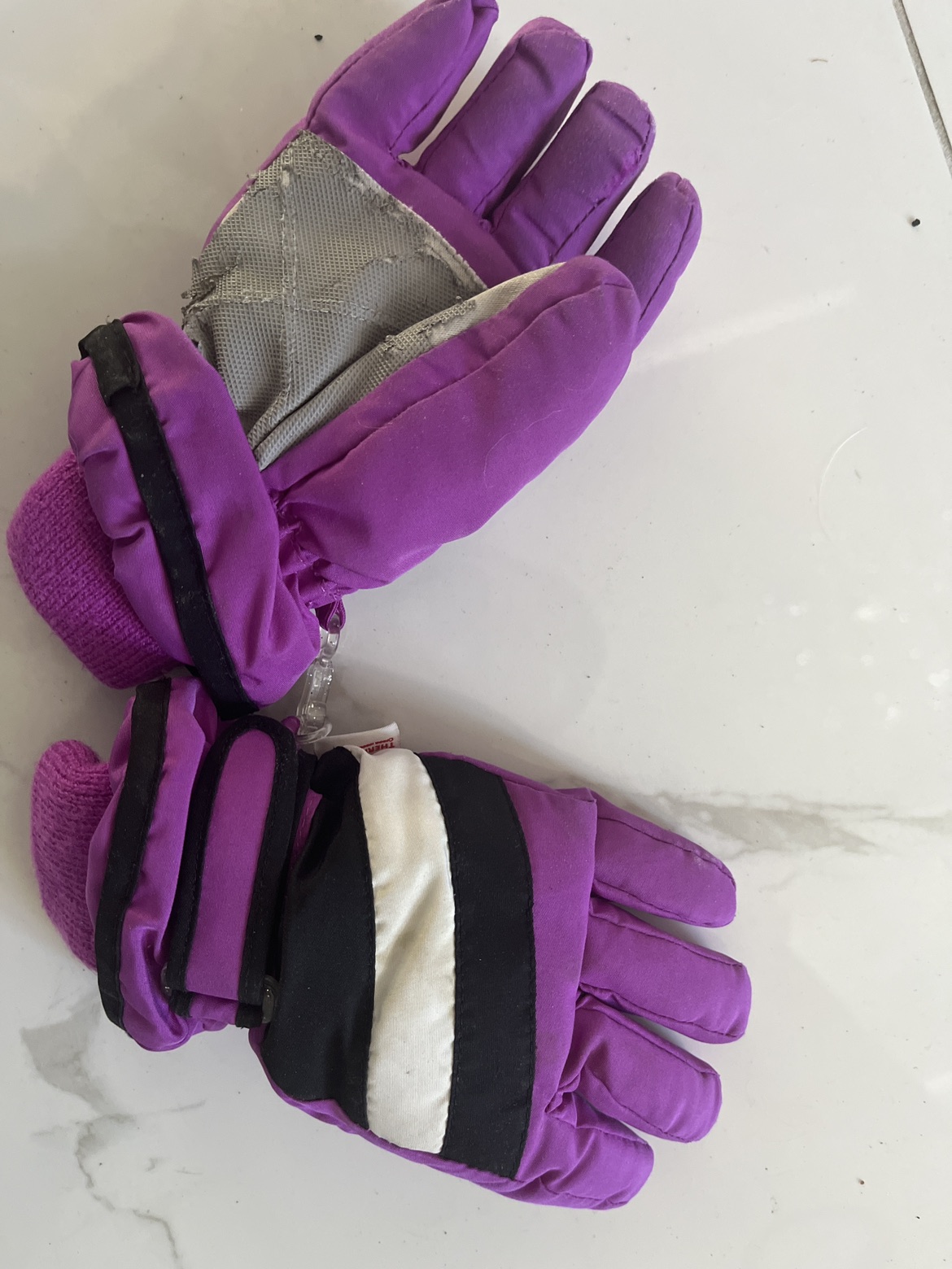 Kid ski gloves 5$