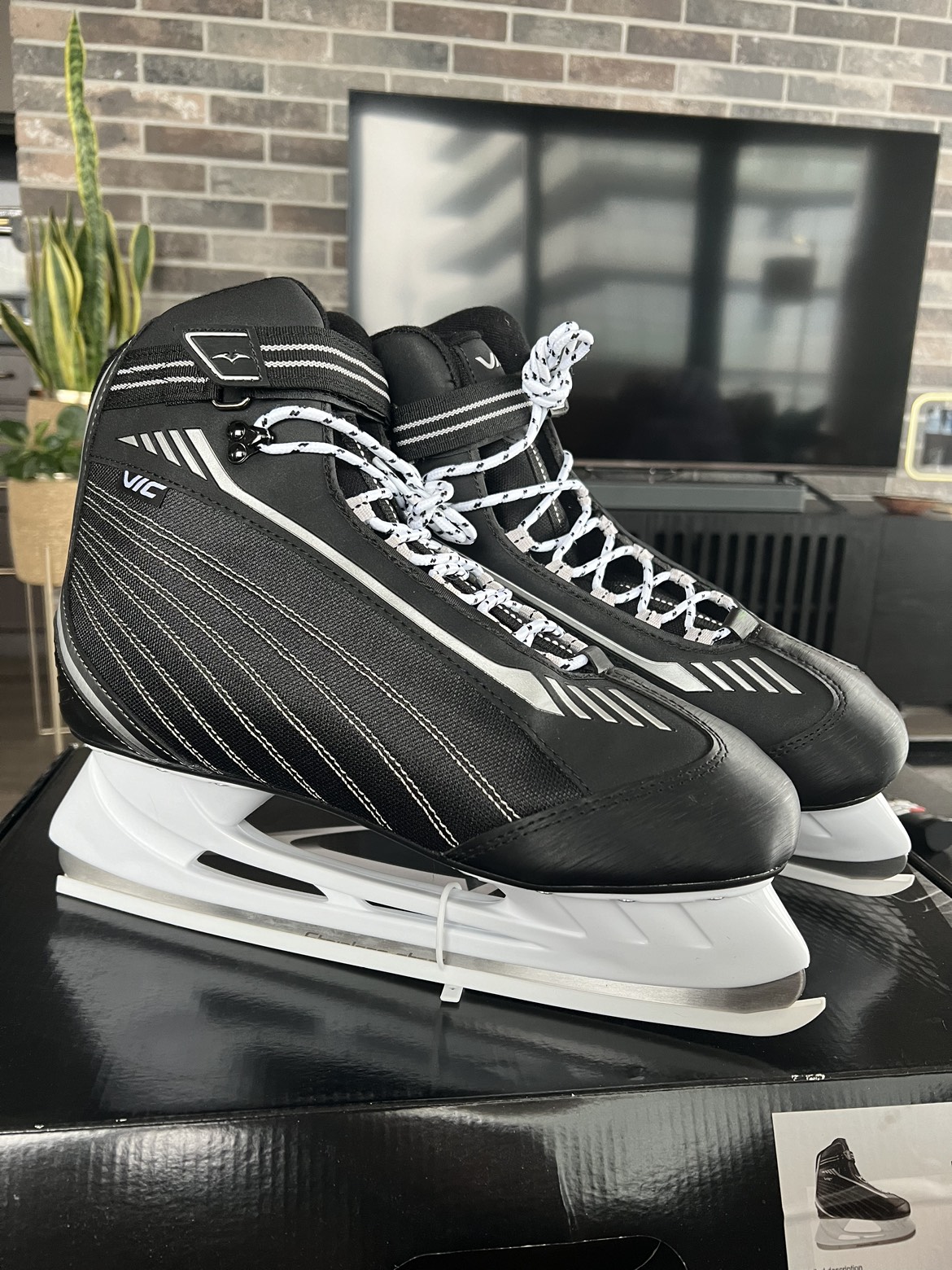 BRAND NEW: VIC Recreational Skates - Men Size 12