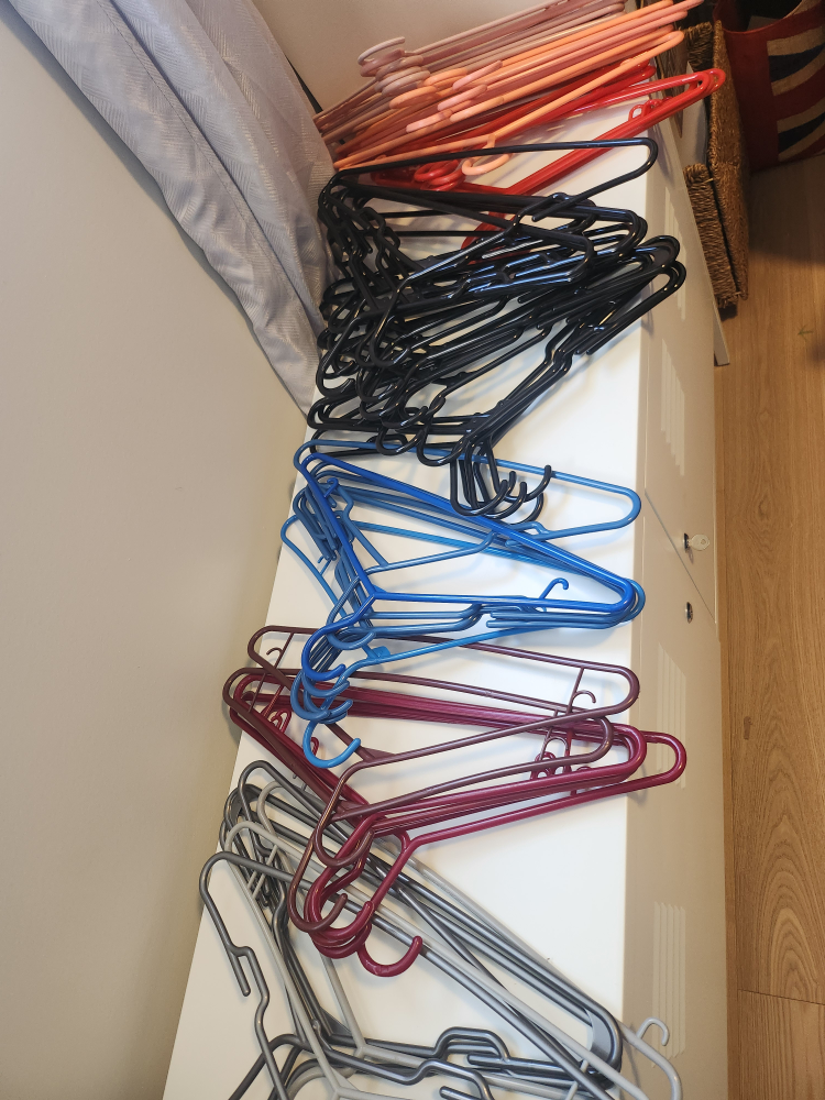 80 Plastic Hangers 🥕 thumbnail