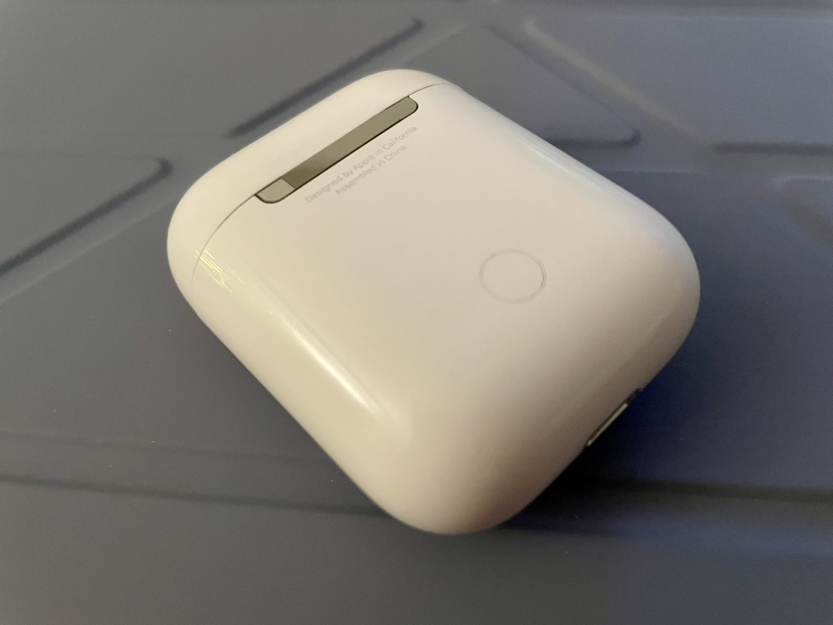 Apple AirPods 2nd Generation (Excellent Condition) image indicator(3)