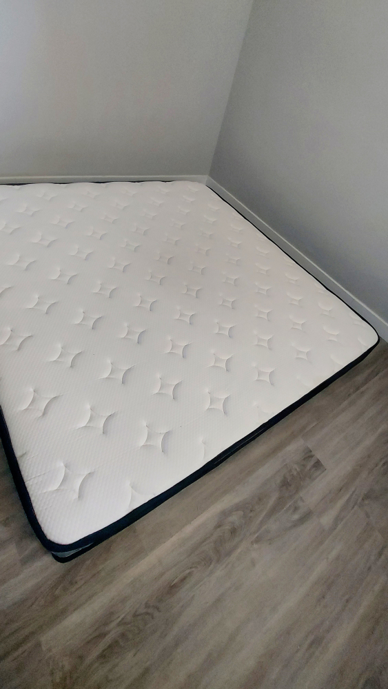 !!BEST DEAL!! Spotless like new Memory foam hybrid mattress image indicator(3)