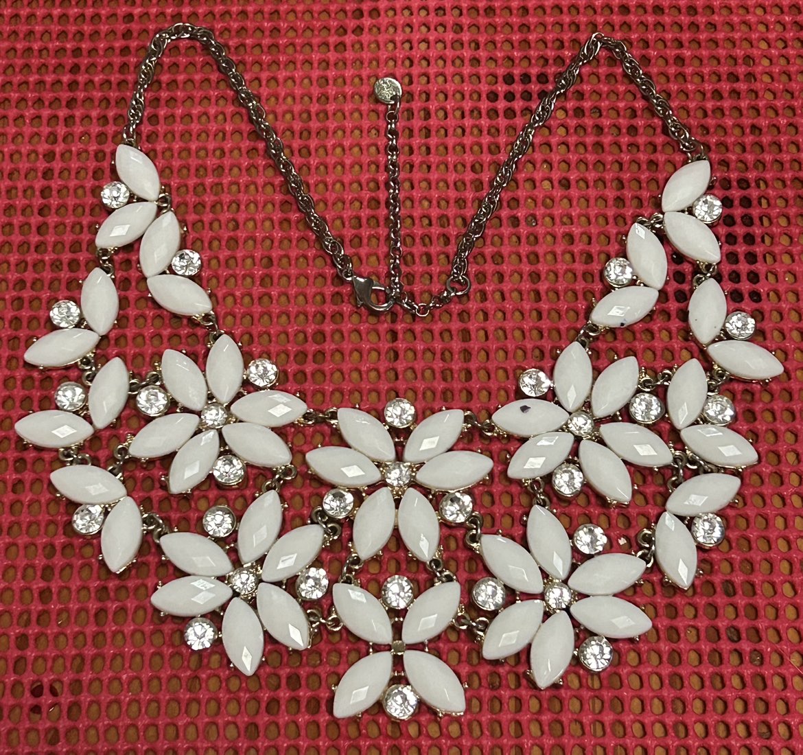 🥕 White Flower Necklace with Rhinestones thumbnail