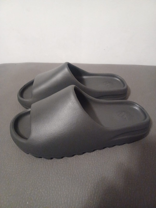 Yeezy Slides Size 10 Onyx