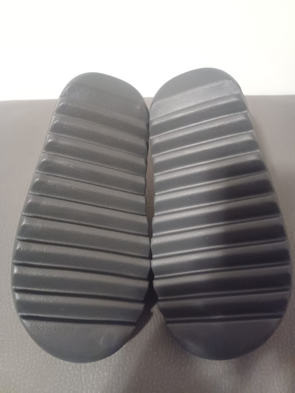 Yeezy Slides Size 10 Onyx - photo 4