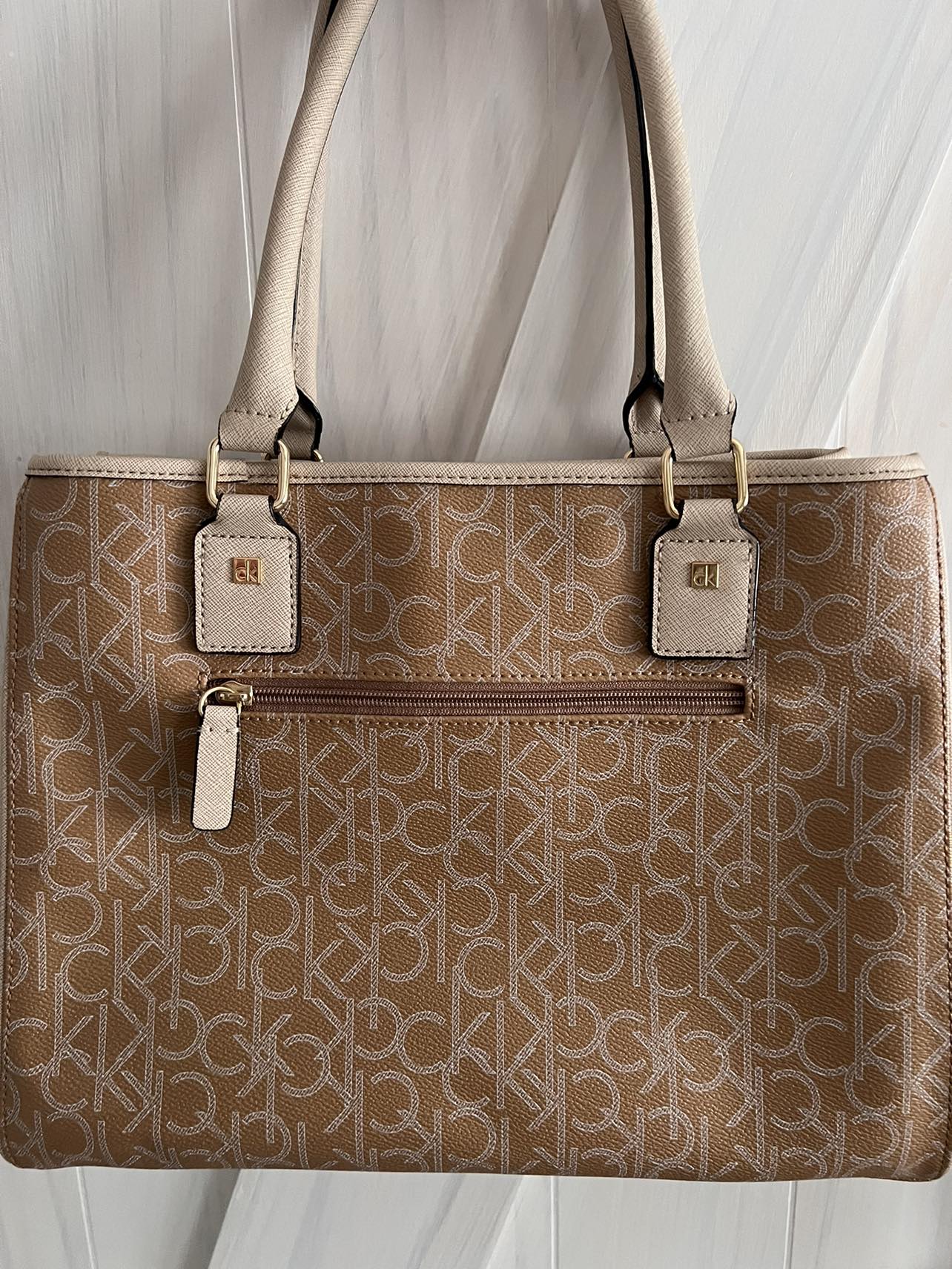 Calvin Klein Women’s Shoulder Bag image indicator(2)