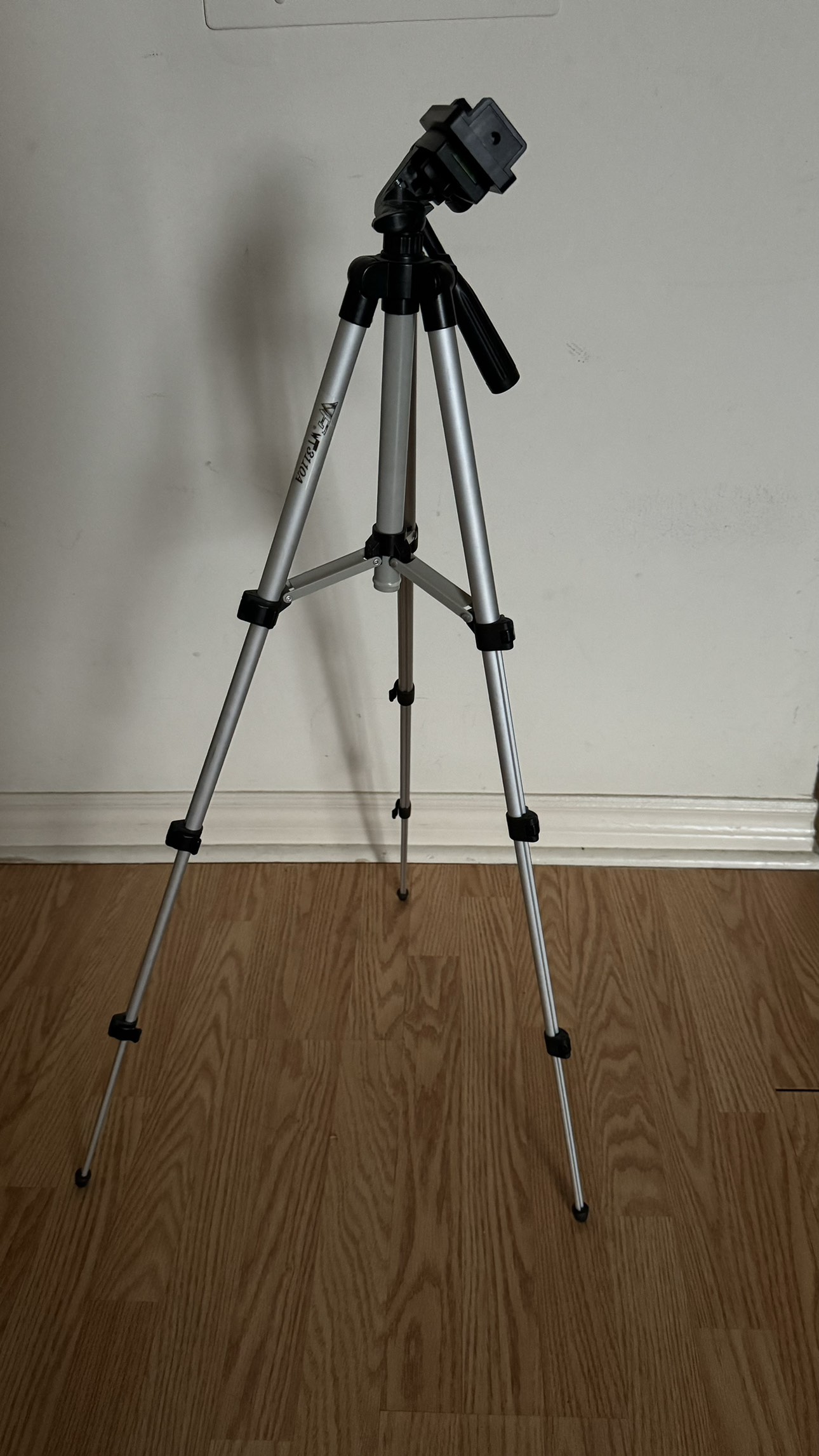 Aluminium Adjustable Portable and Foldable Tripod thumbnail