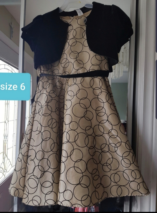 Girls dress size 6 in excellent condition
