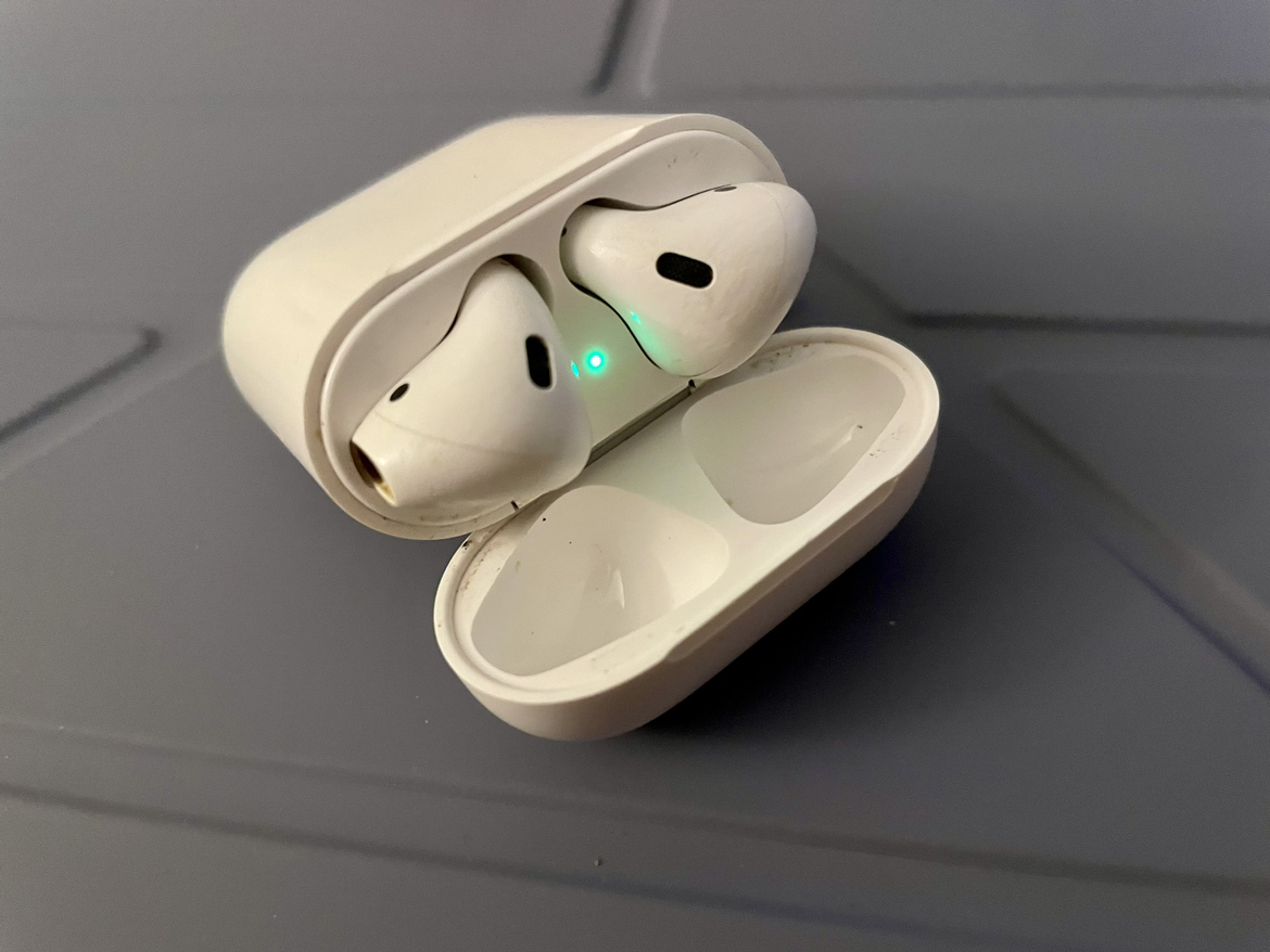Apple AirPods 2nd Generation (Excellent Condition) image indicator(2)