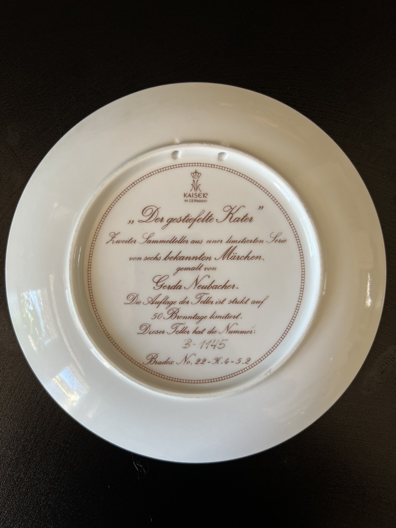 Puss In Boots Porcelain Decorative Plate image indicator(2)