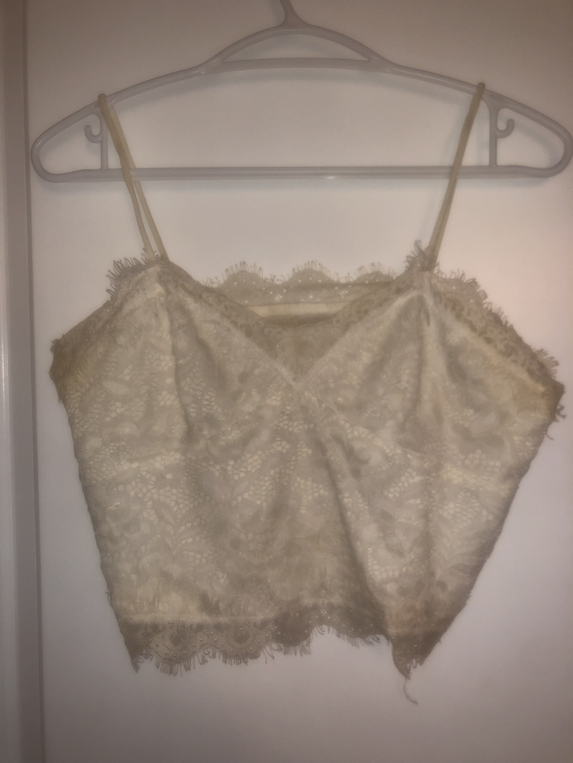 Scalloped cami lace tank top in Bright White