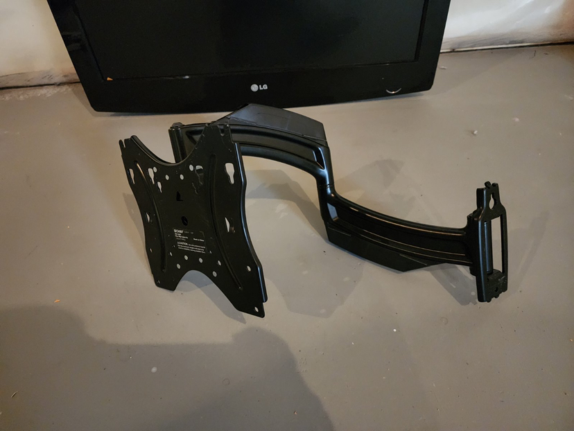 LG 32 inch TV & wall mount - photo 3