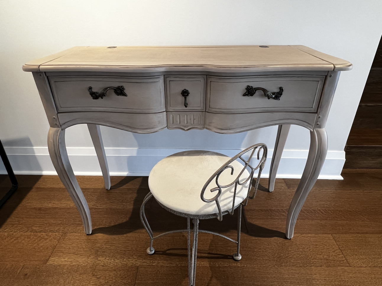 Vie En Province 3-Drawer French Vanity Table! - photo 2