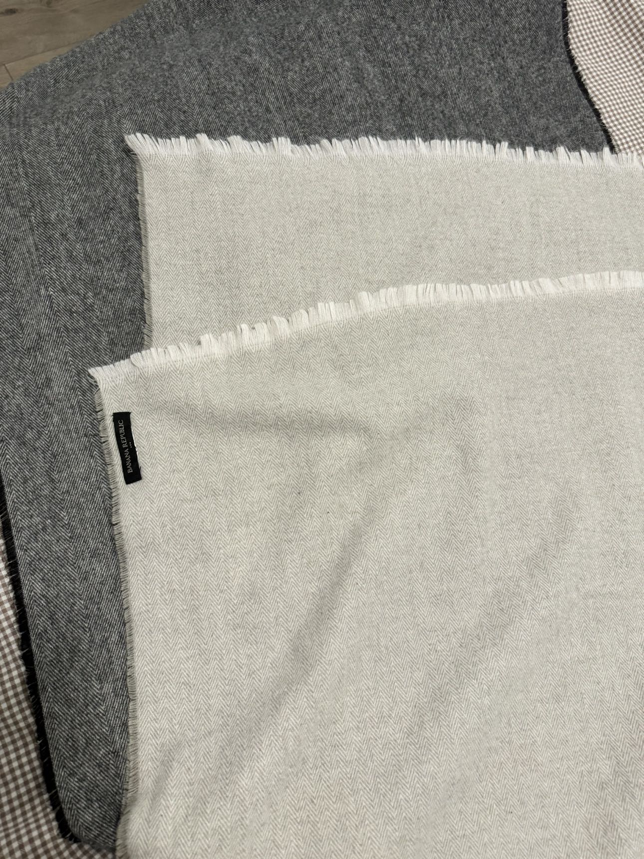 2 Banana republic scarves 20 CAD for 2 image indicator(2)