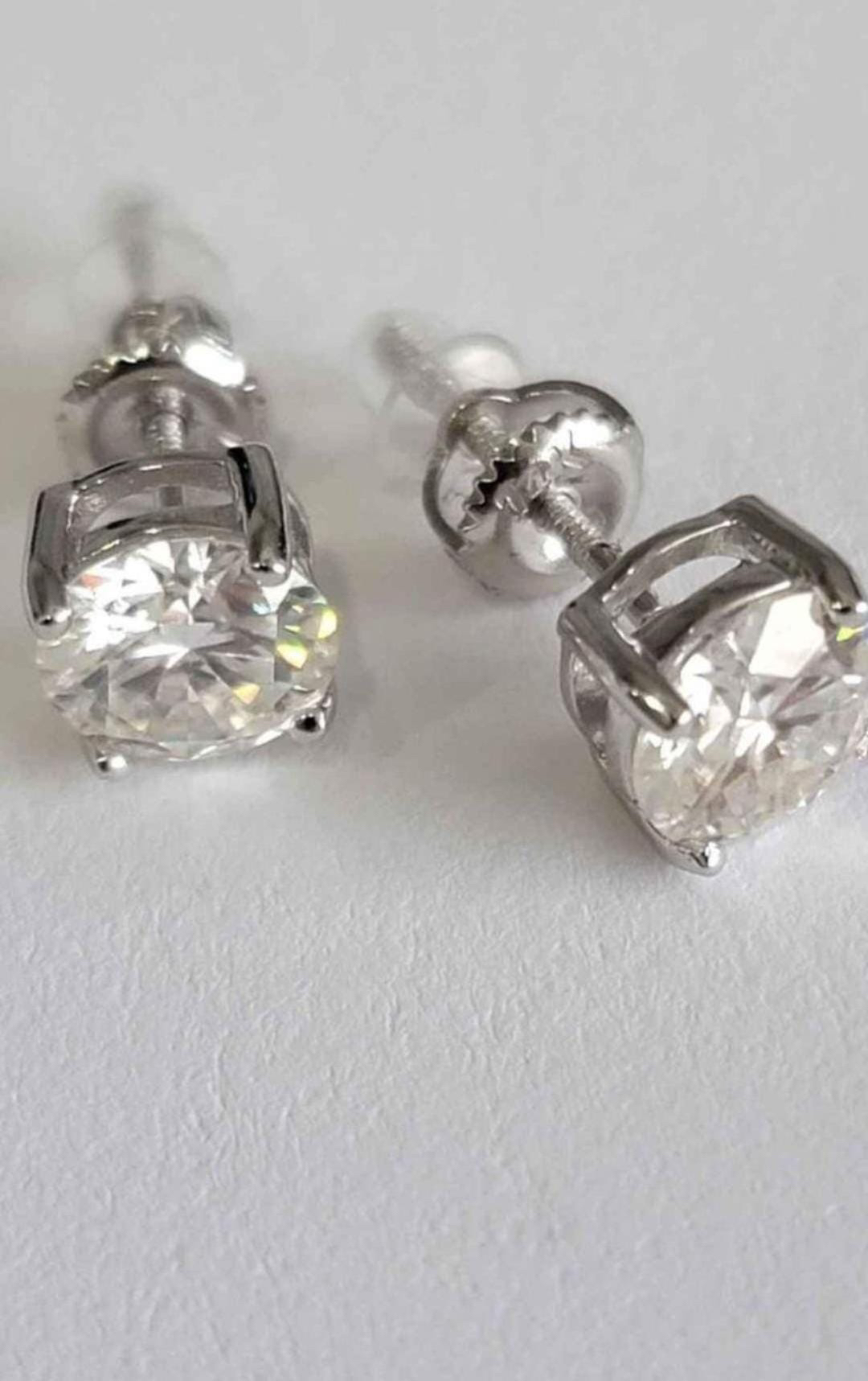 3.00ct Solid White Gold Moissanite Earrings image indicator(3)