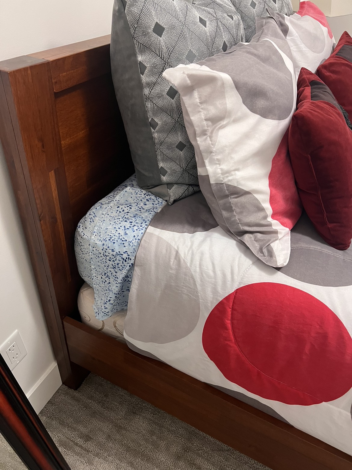 Queen size platform bed with mattress - photo 2