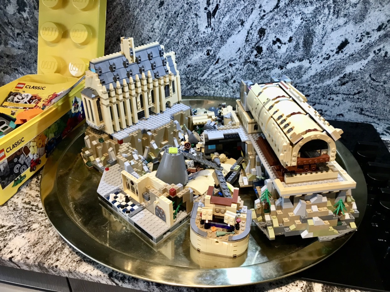 LEGO Harry Potter HOGWARTS Castle Building Set.
