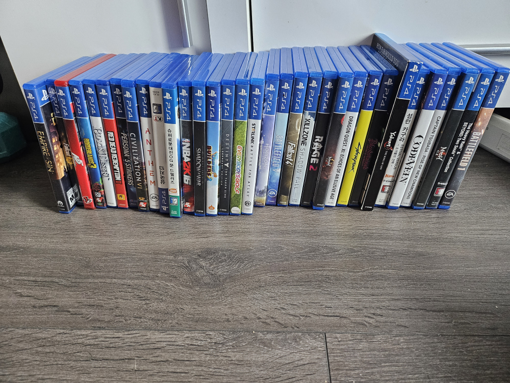 very good working condition PS4 Pro 1TB + lots of games