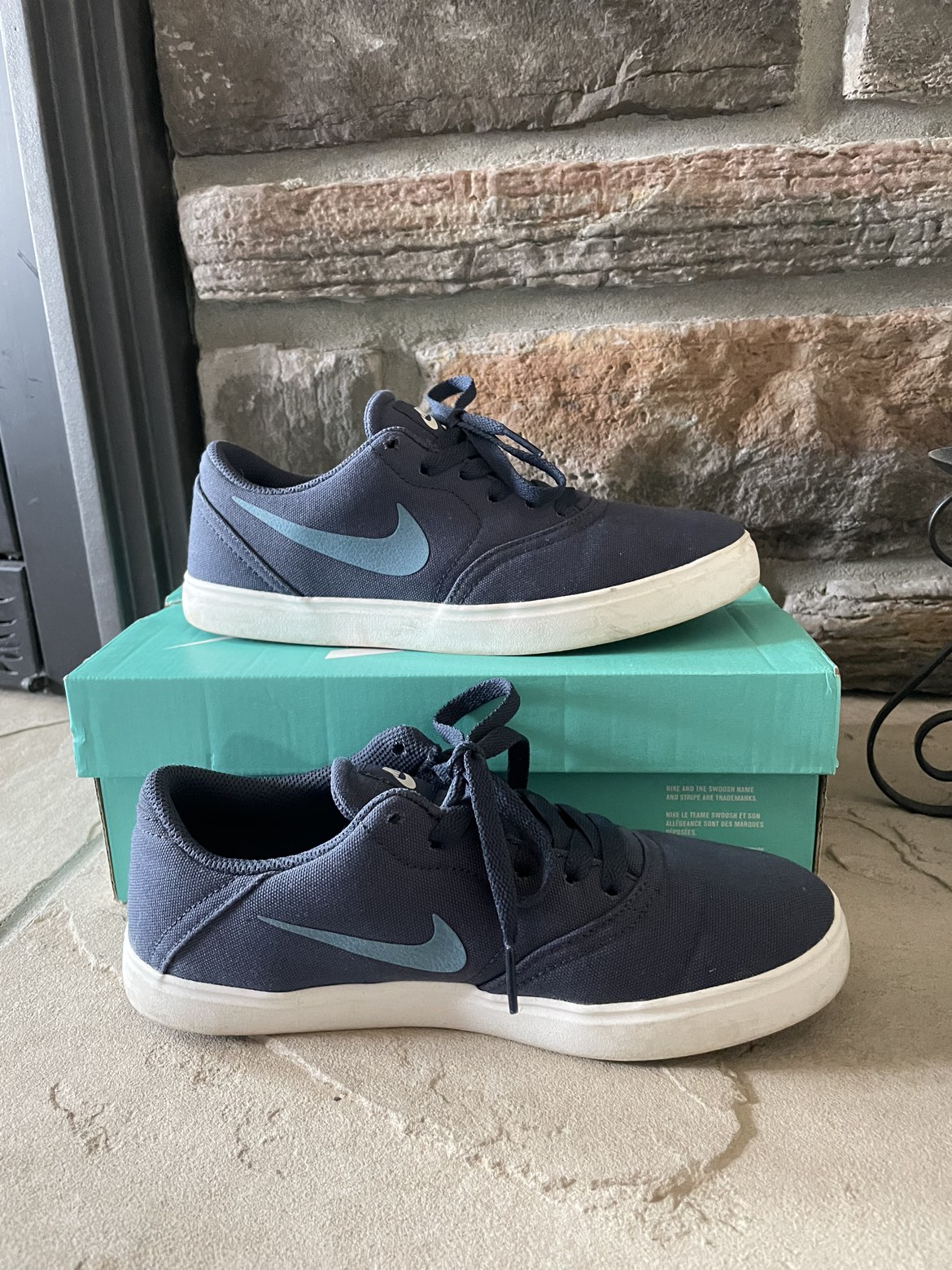 Nike sneakers (Youth/Women) image indicator(2)