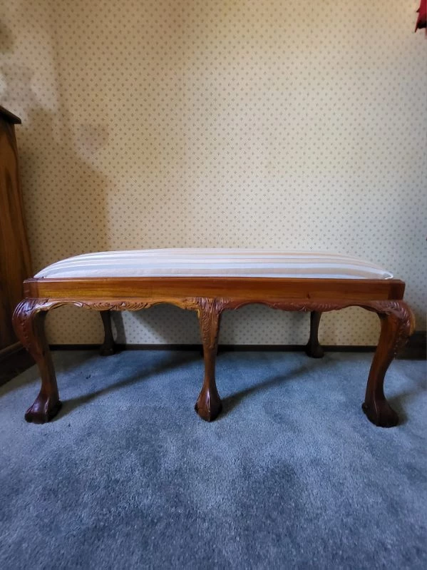 Beautiful Bench Seat. March Declutter 🥕Day three. thumbnail